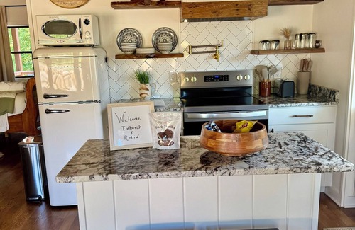 Rockbridge Baths Cabina | An Upscale Charming Couples Escape! w Hot Tub & Fire Pit ! Outdoor TV!