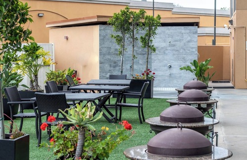 Garden Grove Casa | Anaheim Escape Near Disneyland, Knott’s & Anaheim GardenWalk - Pets are Allowed!