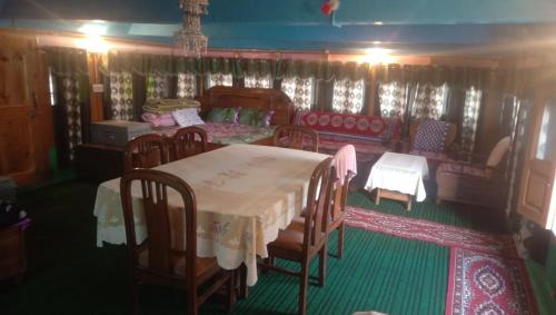 Nichar Casa | Anand Homestay