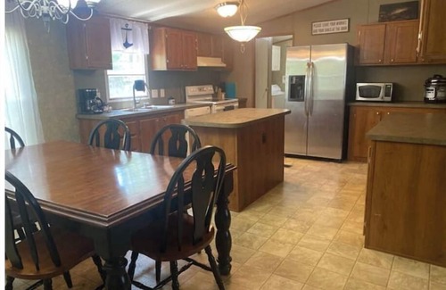 Hoyt Cabina | Anchor Away - Leave your boat in the water & stay! Truck & Boat Trailer parking!