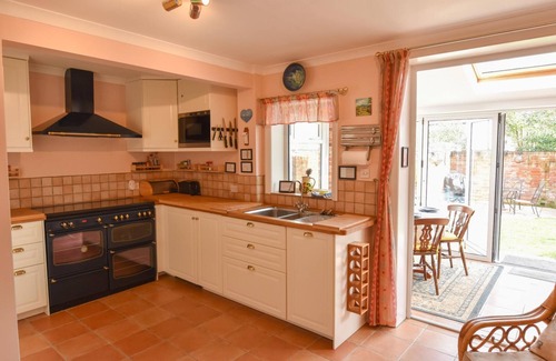 Ryde Casa | Anchor Down Close to the Beach Cafes and Restaurants