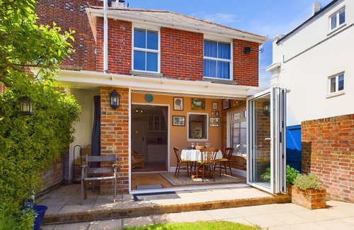 Ryde Casa | Anchor Down Close to the Beach Cafes and Restaurants