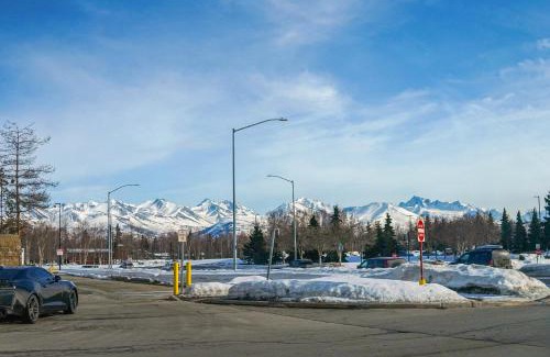 Midtown Anchorage Apartamento | Anchorage Apartment Rental with Mountain Views!