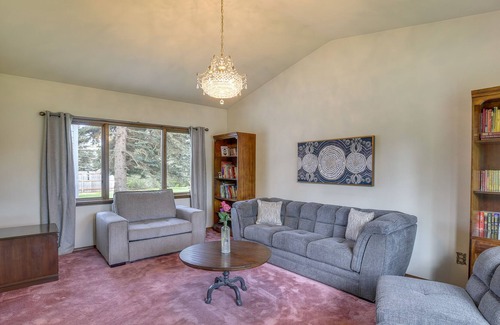Northeast Anchorage Casa | Anchorage Retreat: Walk to Cheney Lake Park!