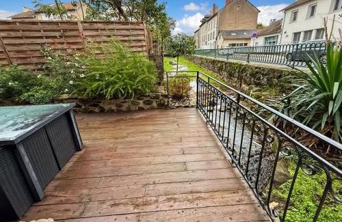 Aurillac Casa | Ancien moulin renove, terrasse au bord de l eau