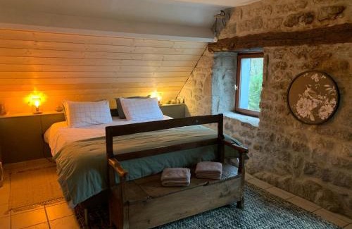 Saint-Merd-les-Oussines Cama Y Desayuno | Ancien Prieure Chambre King Size avec sauna et bain nordique privatifs en extérieur