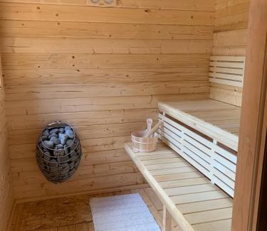 Saint-Merd-les-Oussines Cama Y Desayuno | Ancien Prieure Chambre King Size avec sauna et bain nordique privatifs en extérieur