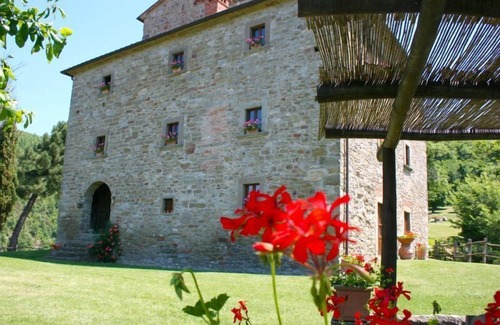 Pieve di Chio Villa | Antigua torre medieval de piedra con piscina privada y jardín. Posición muy panorámica. Área de Ar