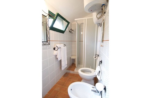 Binami Villa | Ancient farmhouse on a hilly and panoramic position, overlooking the Lake of Montepulciano. Ideal fo