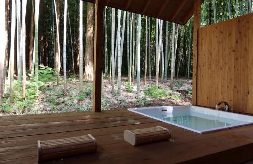 Katsuura Villa | and FOREST勝浦 竹の離れ 美しい竹林に囲まれ露天風呂とSAUNAを楽しむ大人の離れ 天然鉱泉 BBQ ペット 最大8名 勝浦