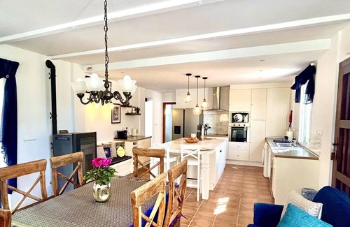 Pinos del Valle Villa | Villa de lujo con piscina privada climatizada con vistas a las montañas de Sierra Nevada