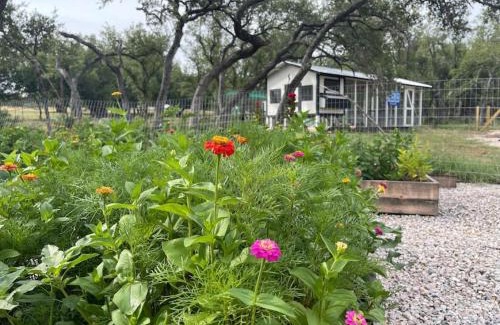 Johnson City Casa | Anderson Cottage at Wrenwood Ranch, King Bed, Walking Distance to the Winery