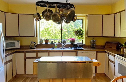 Juan de Fuca Electoral Area Casa | Andover Cottage: Confortable casa familiar con jacuzzi, linda vista.