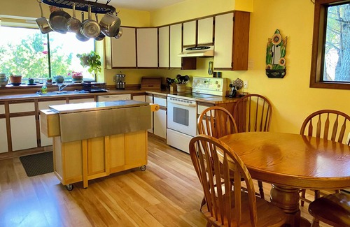 Juan de Fuca Electoral Area Casa | Andover Cottage: Confortable casa familiar con jacuzzi, linda vista.