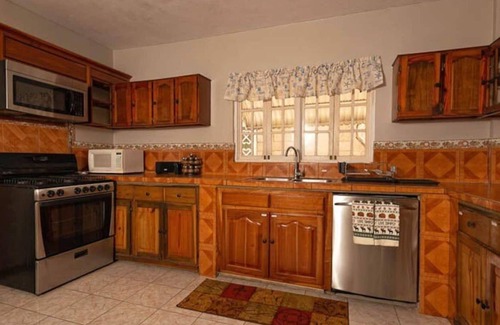 Tryall Casa | Andrea's Retreat - Spacious w/full kitchen *Walk to 🏖WiFi +AC
