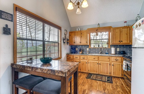 Andrews Cabina | Andrews Cabin w/ Fireplace, Deck & Mountain Views!