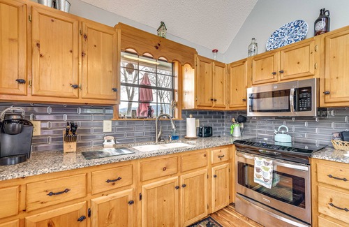 Andrews Cabina | Andrews Cabin w/ Fireplace, Deck & Mountain Views!