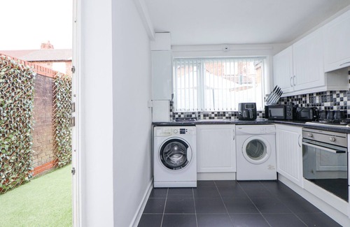 Liverpool Cabaña | ANFIELD STADIUM HOUSE, pet friendly, with a garden in Liverpool
