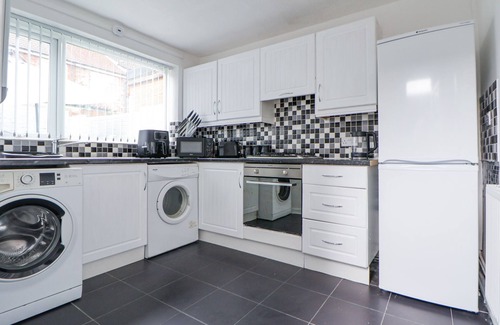 Liverpool Cabaña | ANFIELD STADIUM HOUSE, pet friendly, with a garden in Liverpool