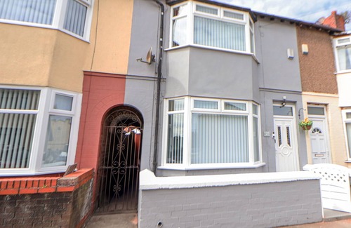 Liverpool Cabaña | ANFIELD STADIUM HOUSE, pet friendly, with a garden in Liverpool