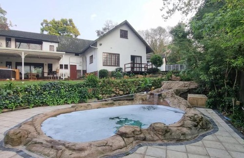 Assagay Casa | Angazi Guesthouse Unit 2 - Upmarket one bedroom apartment with pool