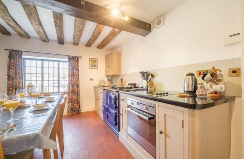 Walsingham Cabaña | Una casa de campo cuidadosamente renovada con encantadoras características originales, como techos con vigas y una pared expuesta del siglo XVI, combinada con comodidades modernas y un ambiente relajado. Ofrece un alojamiento cómodo para hasta siete pe...