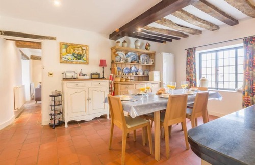 Walsingham Cabaña | Una casa de campo cuidadosamente renovada con encantadoras características originales, como techos con vigas y una pared expuesta del siglo XVI, combinada con comodidades modernas y un ambiente relajado. Ofrece un alojamiento cómodo para hasta siete pe...