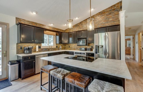 Angel Fire Casa | Angel Fire Rental Cabin with Hot Tub and Mountain View