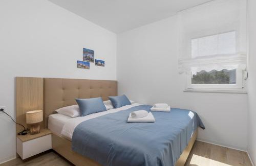 Kolan Apartamento | Angelika's white blue holiday home