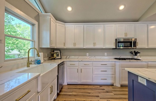 Hiawassee Casa | Angels Envy- - by Chatuge Home Concierge 6 bd 3.5 bath sleeps 14 lakefront, hot tub, game room