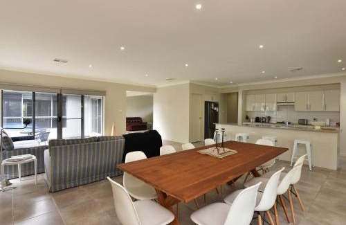 Pokolbin Casa | Angophora at The Vintage walk to Bimbadgen and Vintage Resort