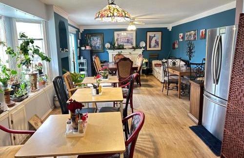 Townline Hill Casa | Anita's Bed & Breakfast - Bedroom On Ground Floor With Backyard Is Downstairs
