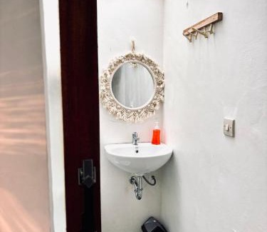 Bayan Hotel | Anjani Larva Cottage - Homestay and Eatery