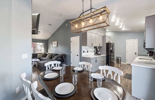 Ankeny Casa | Travel Haven - 6 Beds, 5 BR, 3 Bath, Near I-35