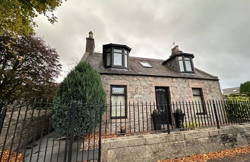 Bucksburn Cabaña | Ann Cottage Retreat in Aberdeen