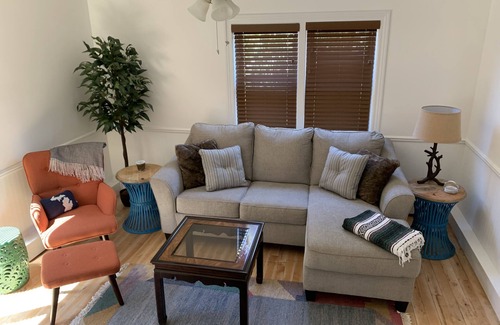 Harbor Springs Cabaña | Ann Street Cottage. 10 minute walk to downtown and beaches