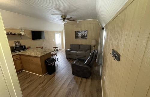 Hattiesburg Cabaña | Anna Kay's Lake Chalet