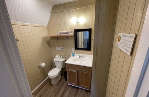 Hattiesburg Cabaña | Anna Kay's Lake Chalet