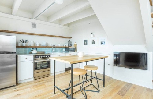 Yamacraw Village Apartamento | Annabelle 4A - Top Floor Loft with Terrace in Historic Downtown