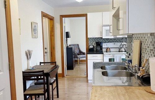 Lorton Apartamento | Anne’s Place river view, couples getaway, relax by the water, Historic Occoquan