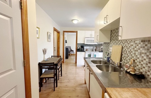 Lorton Apartamento | Anne’s Place river view, couples getaway, relax by the water, Historic Occoquan