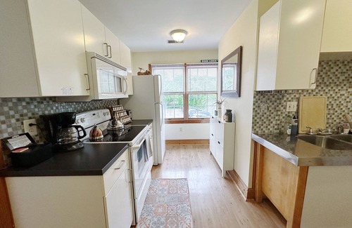 Lorton Apartamento | Anne’s Place river view, couples getaway, relax by the water, Historic Occoquan