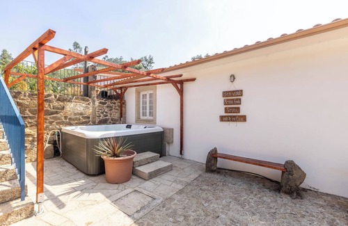 Molares Apartamento | Annexe en pleine Nature, a sure deconnexion. Swimming pool, jacuzzi and barbecue!