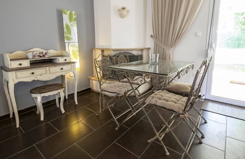 Nikita Complejo | Annie's Maisonette by Travel Pro Services