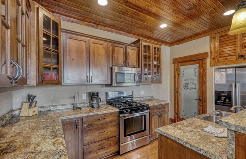 Lead Cabina | Antelope Acres | 5 Bed, 3 Bath