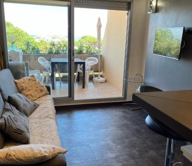 Plaine de la Brague Apartamento | Antibes Secured Parc Velusine with private parking, Terrace, Pools and Tennis courts.