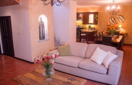 San Juan del Obispo Casa | Antigua casa colonial rodeada de volcanes