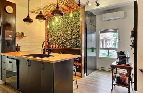 Quartier 5-4 Apartamento | Antique CAT 2 King Bed Hot Tub Free Parking