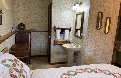 Baraboo Complejo | Antique Room near Devils lake and Wisconsin Dells