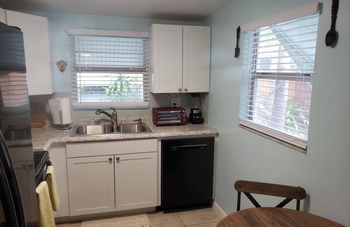 Parker Ridge Apartamento | Antique Row Bungalow. Central, Comfy, Private Near Downtown, Beaches, & Parks.